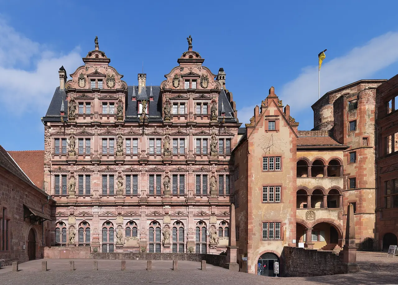 ด้านหน้า Friedrichsbau ในลานปราสาทไฮเดลเบิร์ก ภาพจาก Wikimedia Commons ผู้ถ่าย imehling สัญญา CC BY-SA 3.0