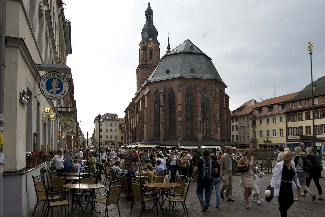 Marktplatz และโบสถ์ Heiliggeistkirche ภาพจาก Wikimedia Commons ผู้ถ่าย Maksym Kozlenko สัญญา CC BY-SA 4.0