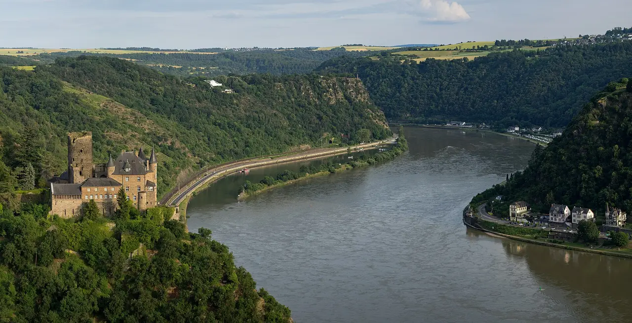 ปราสาท Katz และหินผา Loreley เหนือแม่น้ำไรน์ ภาพจาก Wikimedia Commons ผู้ถ่าย Jörg Braukmann สัญญา CC BY-SA 4.0 ปีที่ถ่ายไม่ระบุ