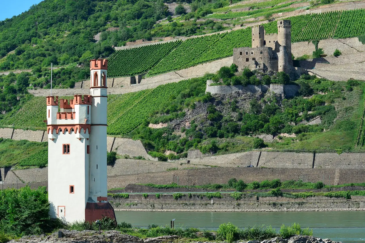 Mäuseturm ที่ Bingen และปราสาท Ehrenfels ฝั่งตรงข้าม ภาพจาก Wikimedia Commons ผู้ถ่าย Arcalino สัญญา CC BY-SA 3.0 ปีที่ถ่ายไม่ระบุ