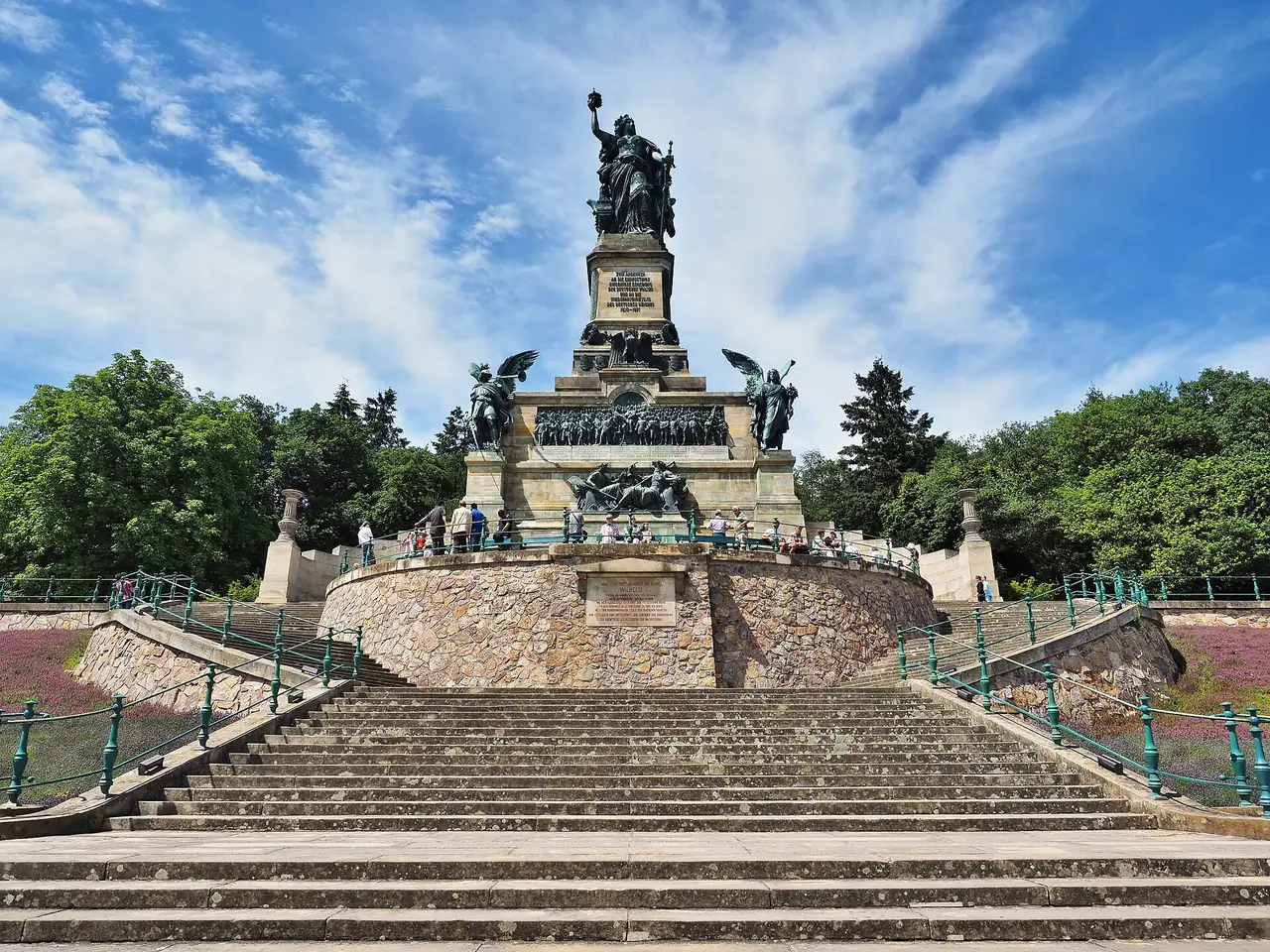 อนุสาวรีย์ Niederwalddenkmal (Germania) เหนือ Rüdesheim ภาพจาก Wikimedia Commons ผู้ถ่าย Kreuzschnabel สัญญา CC BY-SA 3.0 ถ่ายปี 2561
