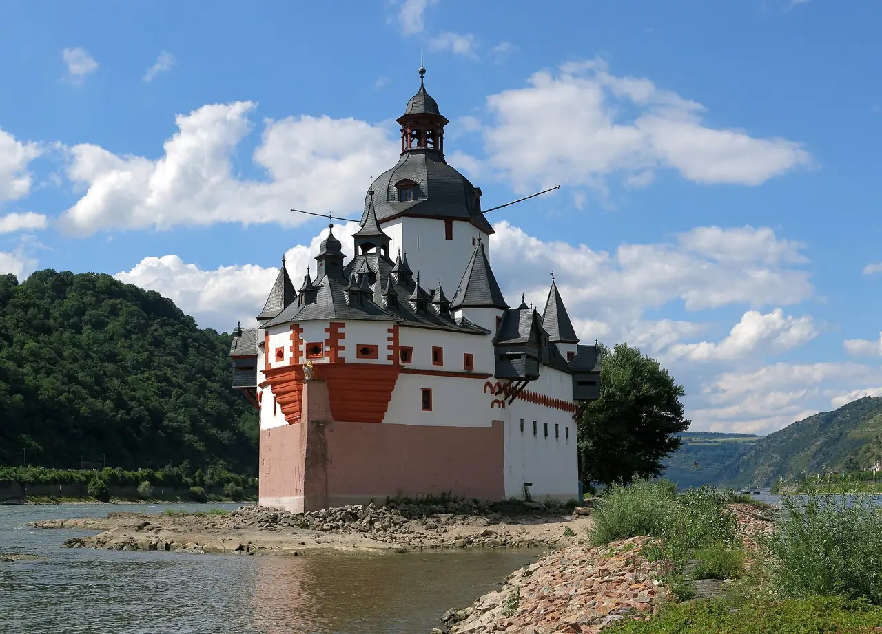 ปราสาท Pfalzgrafenstein ที่ Kaub กลางแม่น้ำไรน์ ภาพจาก Wikimedia Commons ผู้ถ่าย Jörg Braukmann สัญญา CC BY-SA 4.0 ถ่ายปี 2560
