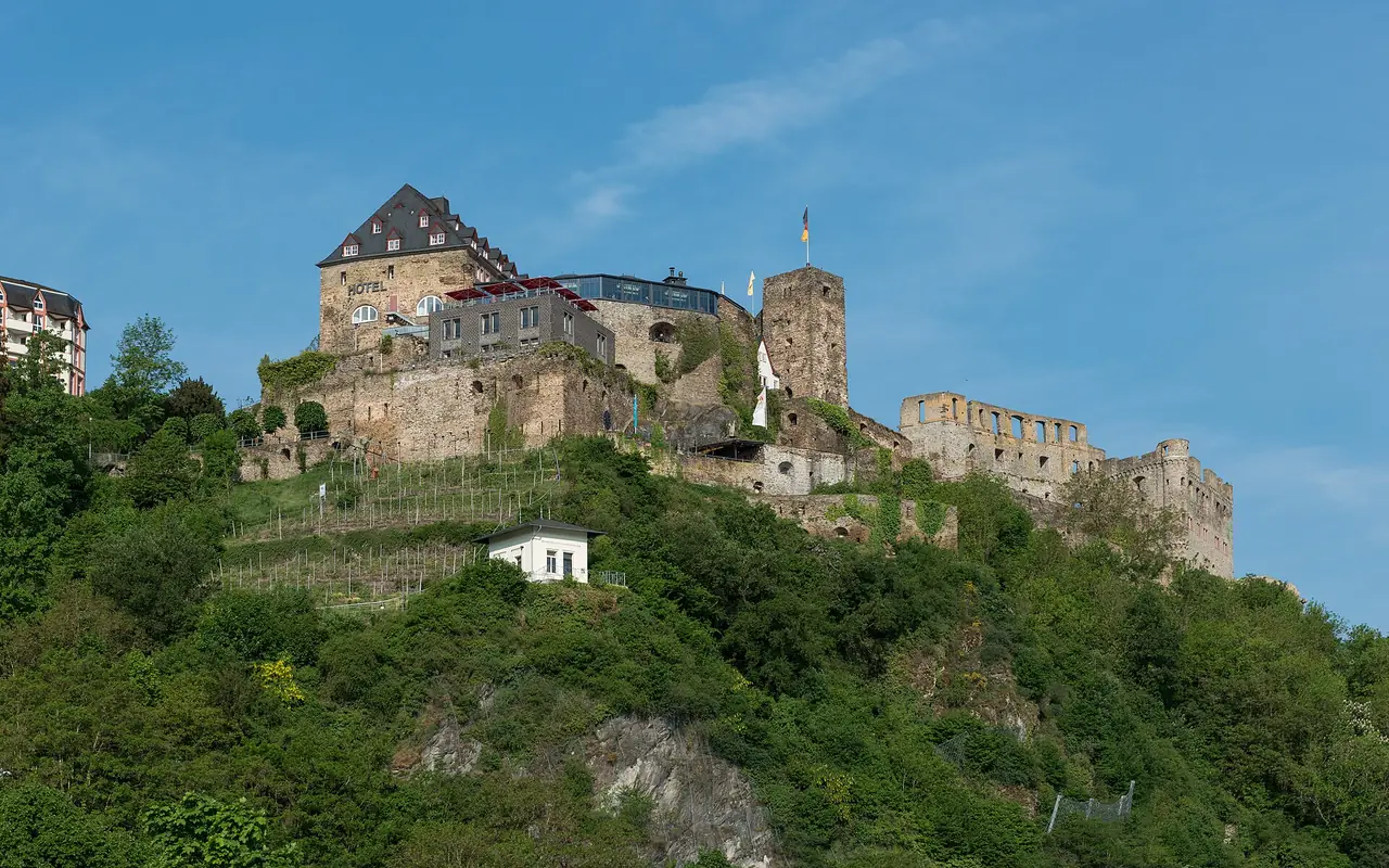 ปราสาท Rheinfels เหนือ St. Goar ภาพจาก Wikimedia Commons ผู้ถ่าย DXR สัญญา CC BY-SA 4.0 ถ่ายปี 2558