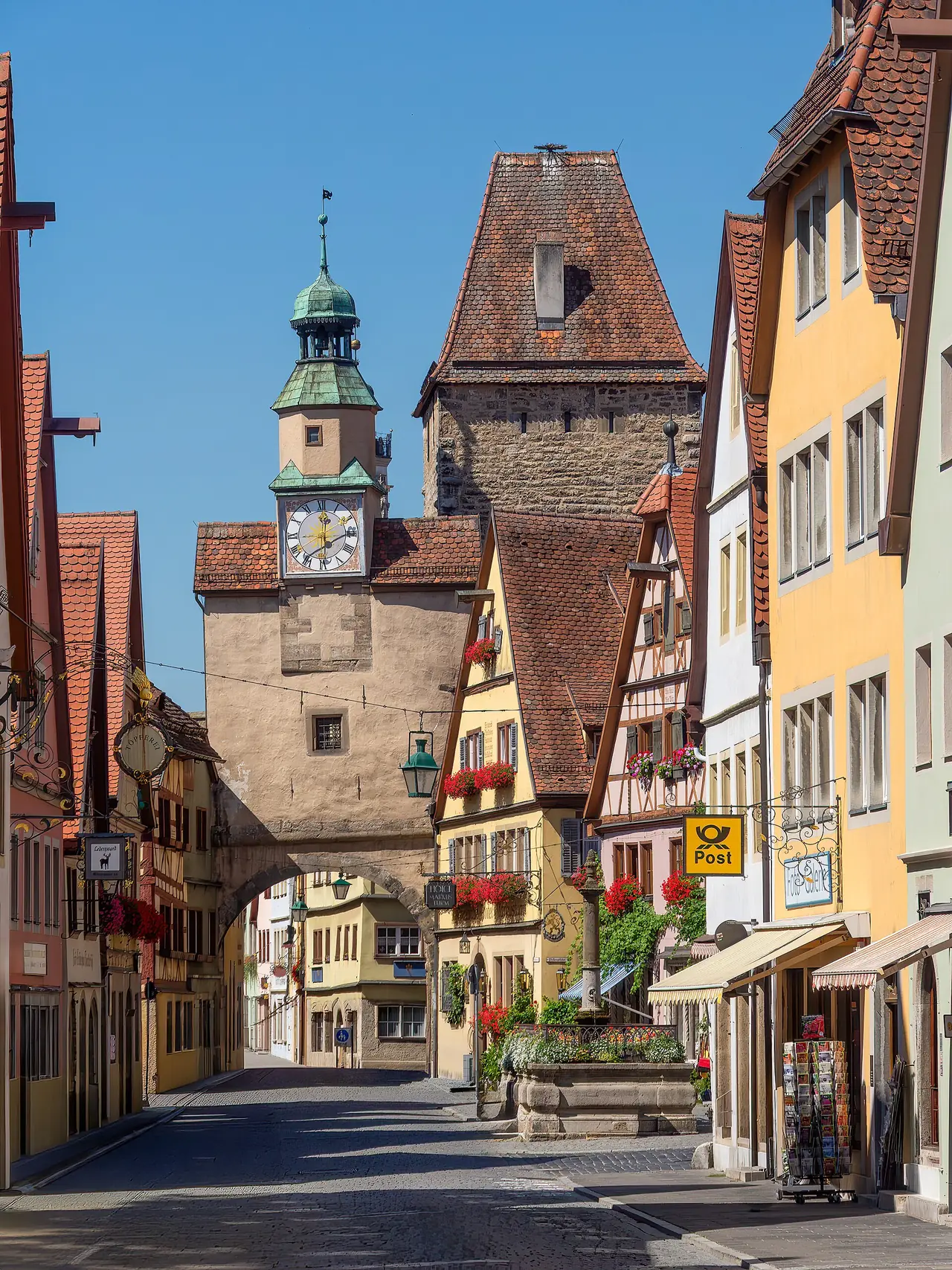 ถนนที่ผ่านซุ้ม Röderbogen และหอ Markusturm ภาพจาก Wikimedia Commons ผู้ถ่าย Reinhold Möller (Ermell) สัญญา CC BY-SA 4.0