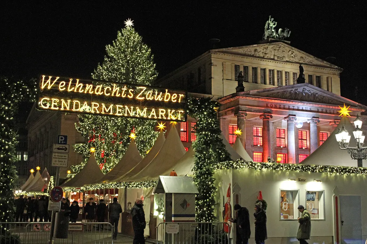 ตลาด Weihnachtszauber ที่ Gendarmenmarkt เบอร์ลิน ภาพจาก Wikimedia Commons ผู้ถ่าย Andreas Trojak สัญญา CC BY 2.0 ถ่ายปี 2559 ภาพเก่า