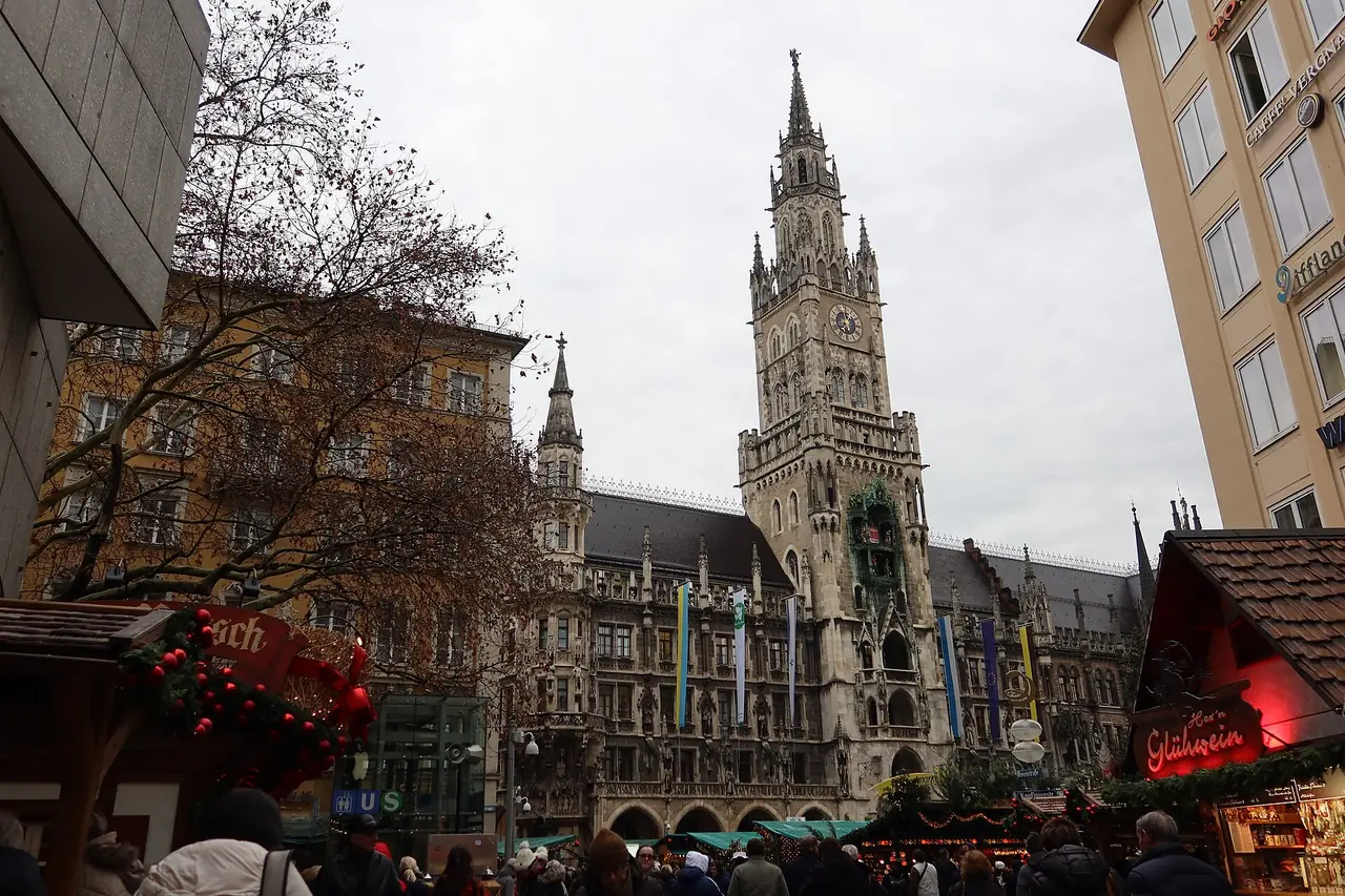 ตลาดคริสต์มาสหน้าศาลากลางหลังใหม่ที่ Marienplatz มิวนิก ถ่ายวันที่ 2 ธ.ค. 2567 ภาพจาก Wikimedia Commons ผู้ถ่าย Strubbl สัญญา CC BY-SA 4.0