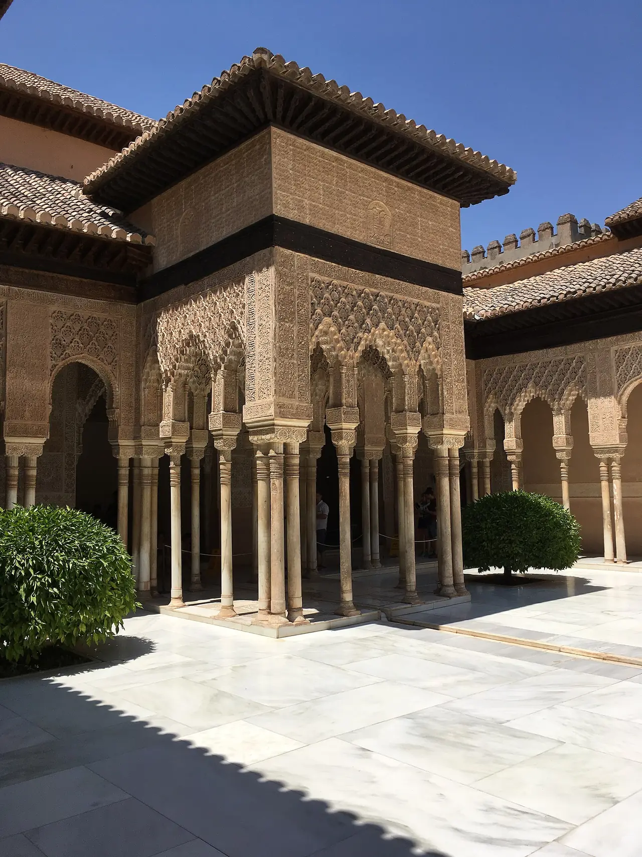 ลานสิงโตในวังนาสริด อัลฮัมบรา ภาพถ่ายจาก Wikimedia Commons ผู้ถ่าย Heparina1985 สัญญา CC BY-SA 4.0