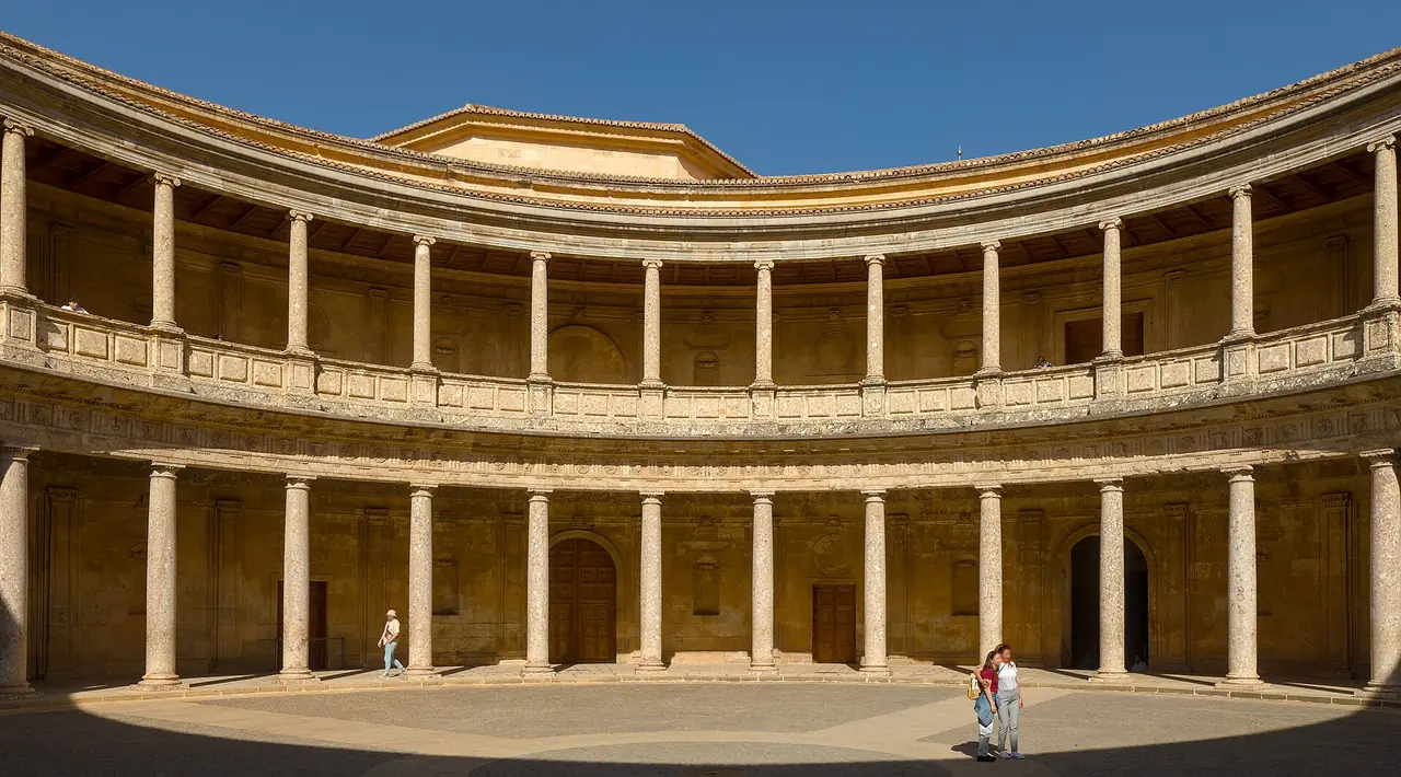 ลานกลมของพระราชวังชาร์ลที่ 5 ในอัลฮัมบรา ภาพถ่ายจาก Wikimedia Commons ผู้ถ่าย Benjamin Smith สัญญา CC BY-SA 4.0