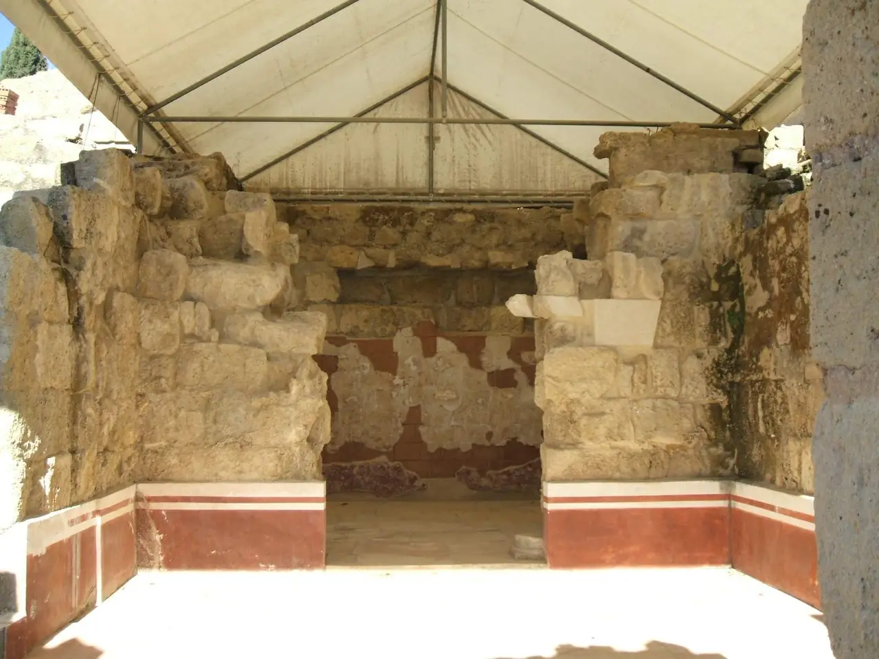 ซากโบราณสถานที่ Medina Azahara ใกล้กอร์โดบา ภาพถ่ายจาก Wikimedia Commons ผู้ถ่าย Zarateman สัญญา CC0 เป็นภาพบางส่วนของโบราณสถาน ไม่ใช่ภาพรวมทั้งพื้นที่