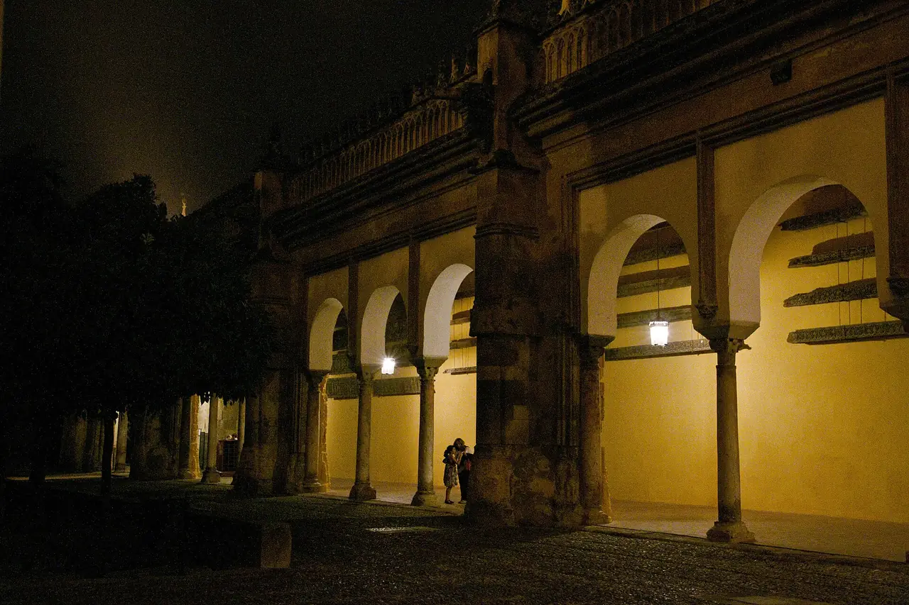 ลาน Patio de los Naranjos ยามค่ำ ภาพถ่ายจาก Wikimedia Commons ผู้ถ่าย jorcolma สัญญา CC BY 2.0 เป็นภาพประกอบตอนกลางคืน ไม่ใช่รอบทัวร์กลางคืนโดยตรง
