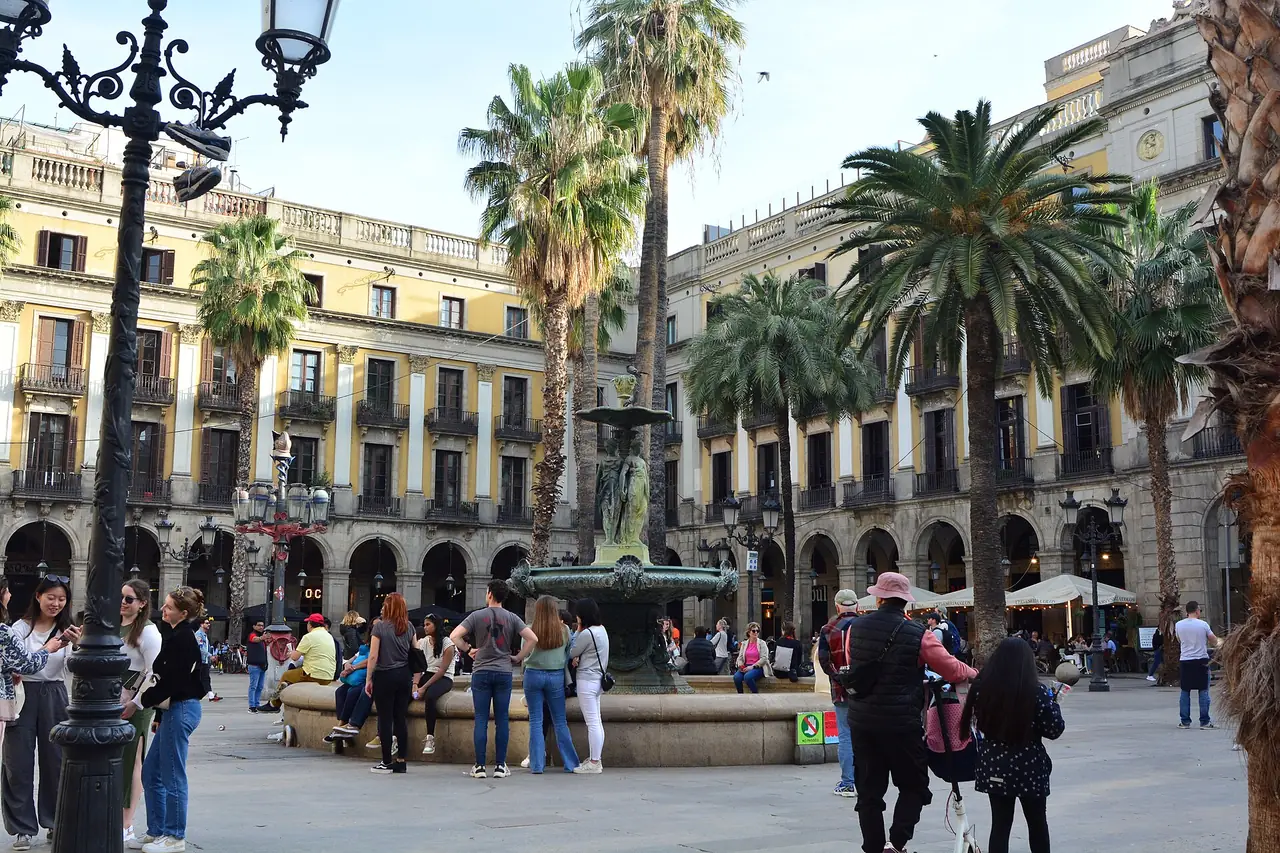 น้ำพุสามเกรซใน Plaça Reial บาร์เซโลนา ภาพถ่ายจาก Wikimedia Commons ผู้ถ่าย Joe Mabel สัญญา CC BY-SA 4.0