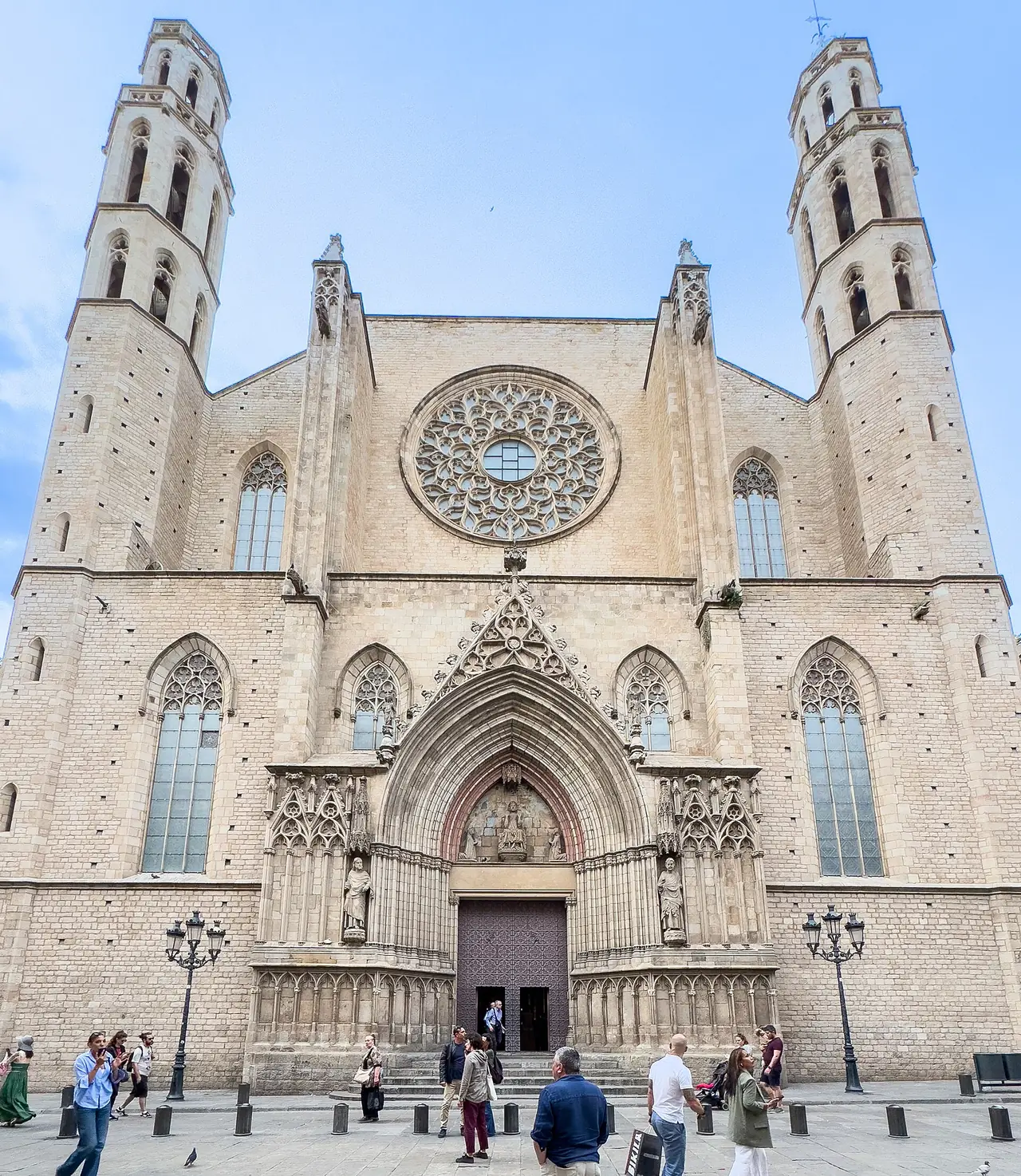 ด้านหน้าโบสถ์ Santa Maria del Mar ในย่าน El Born บาร์เซโลนา ภาพถ่ายจาก Wikimedia Commons ผู้ถ่าย Kent Wang สัญญา CC BY-SA 4.0