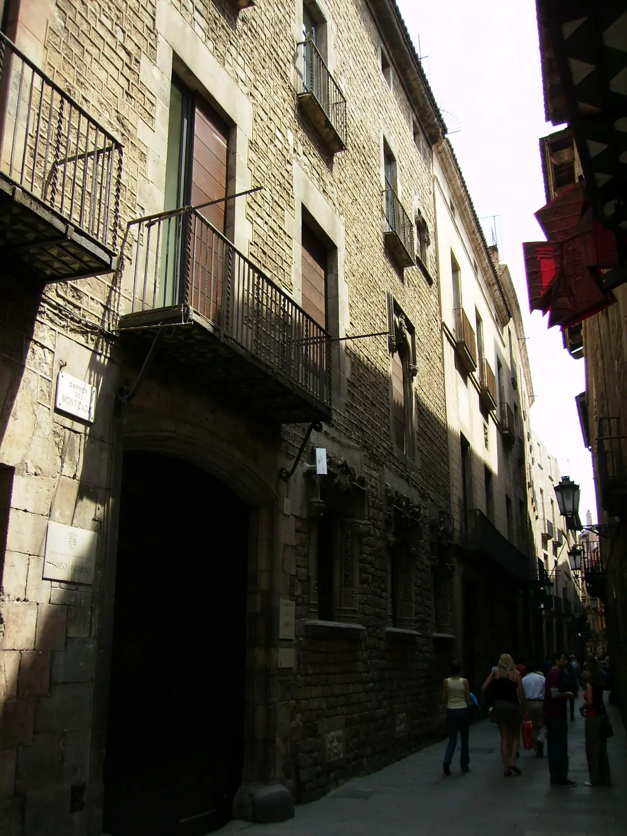 ถนน Carrer Montcada ในเมืองเก่าบาร์เซโลนา ซึ่งเป็นที่ตั้งของพิพิธภัณฑ์ปิกัสโซ ภาพถ่ายจาก Wikimedia Commons ผู้ถ่าย Puigalder สัญญา CC BY-SA 3.0 เป็นภาพถนนไม่ใช่ตัวพิพิธภัณฑ์