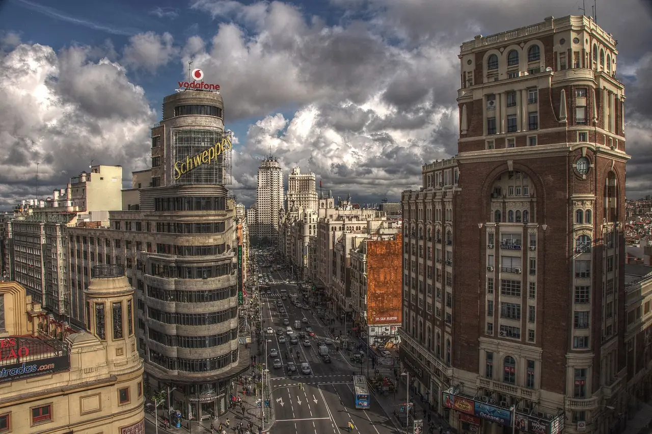ถนน Gran Via ในมาดริด มองเห็นอาคารสูงสองข้างทาง ภาพถ่ายจาก Wikimedia Commons ผู้ถ่าย Felipe Gabaldon สัญญา CC BY 2.0