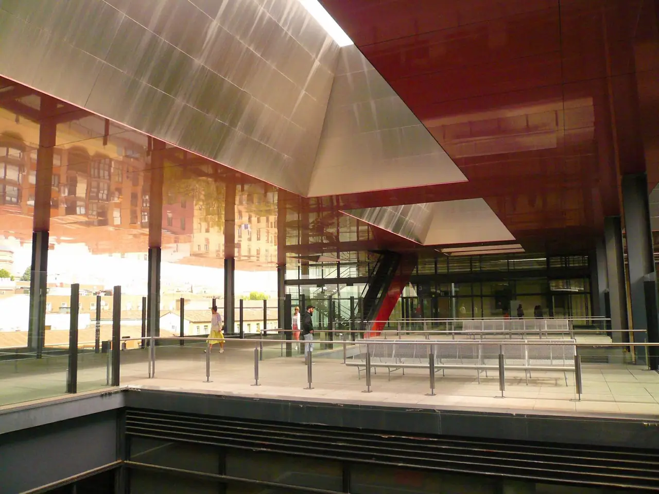 อาคาร Nouvel ของพิพิธภัณฑ์ Reina Sofia ภาพถ่ายจาก Wikimedia Commons ผู้ถ่าย Zarateman สัญญา CC0 ภาพในอาคารและหลังคา