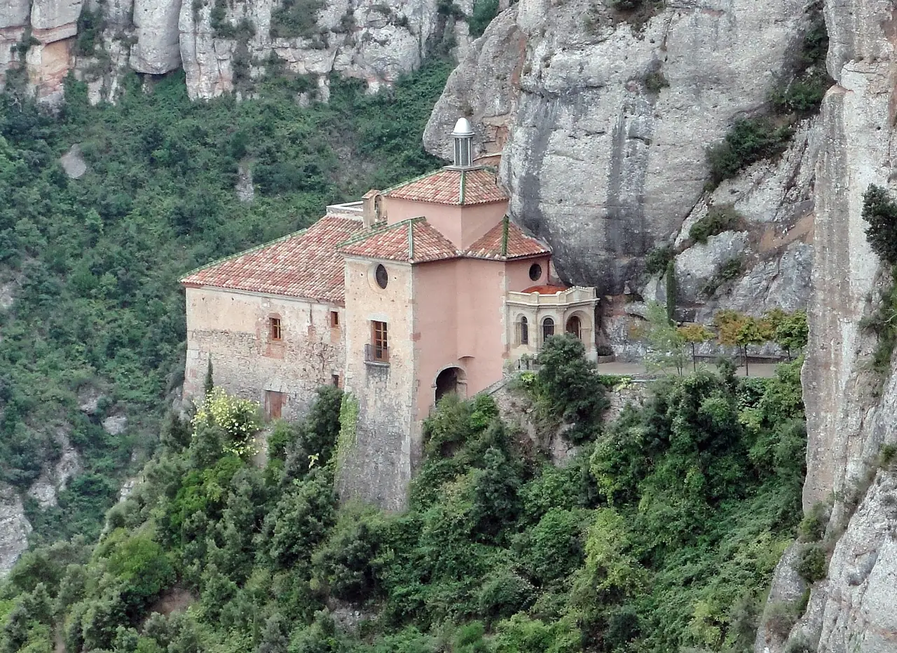 โบสถ์ Santa Cova ติดหน้าผามงต์เซร์รัต ภาพถ่ายจาก Wikimedia Commons ผู้ถ่าย Bernard Gagnon สัญญา CC BY-SA 3.0