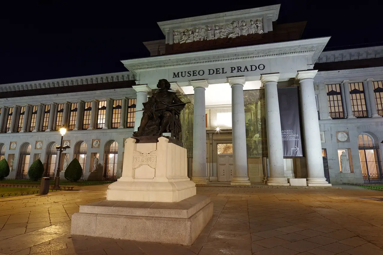 อนุสาวรีย์ Diego Velazquez หน้าทางเข้าพิพิธภัณฑ์ปราโด ภาพกลางคืน ถ่ายจาก Wikimedia Commons ผู้ถ่าย Javier Perez Montes สัญญา CC BY-SA 4.0