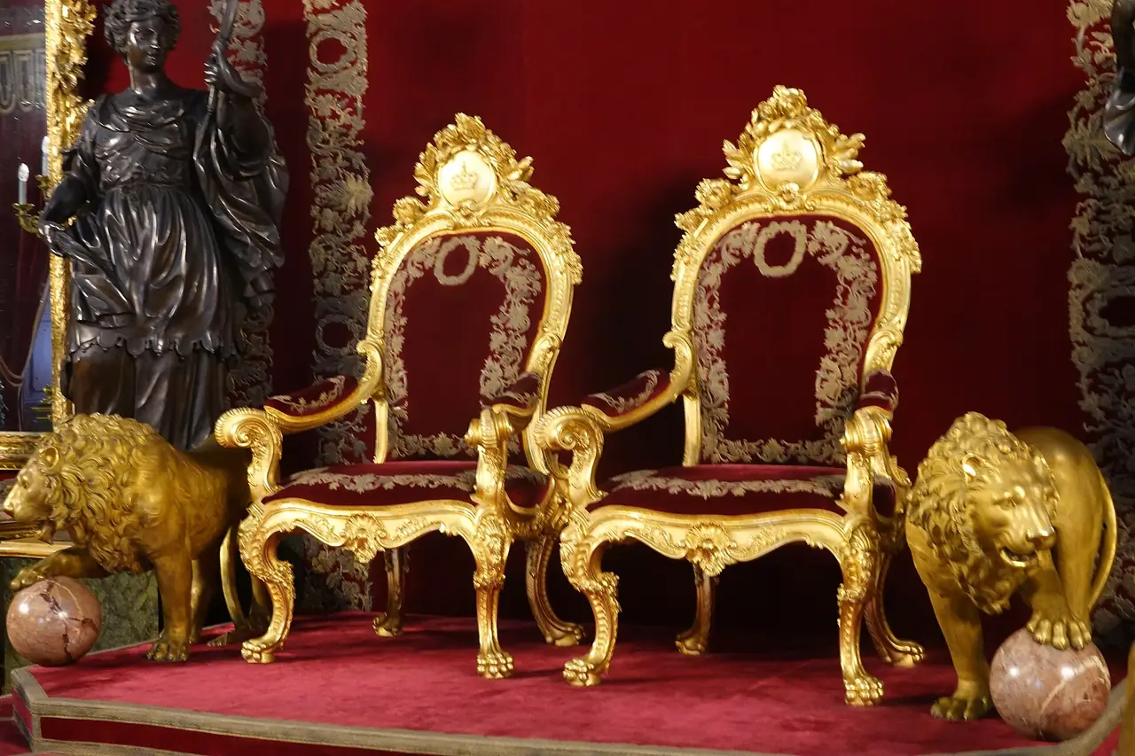เก้าอี้พระที่นั่งปิดทองและสิงโตทองคำในห้องพระที่นั่งของพระราชวังหลวงมาดริด ภาพถ่ายจาก Wikimedia Commons ผู้ถ่าย Joseolgon สัญญา CC BY 4.0