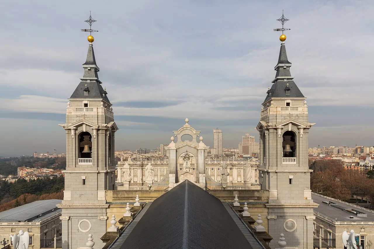หอระฆังของมหาวิหาร Almudena มองเห็นตัวเมืองมาดริดเป็นฉากหลัง ภาพถ่ายจาก Wikimedia Commons ผู้ถ่าย Diego Delso สัญญา CC BY-SA 4.0