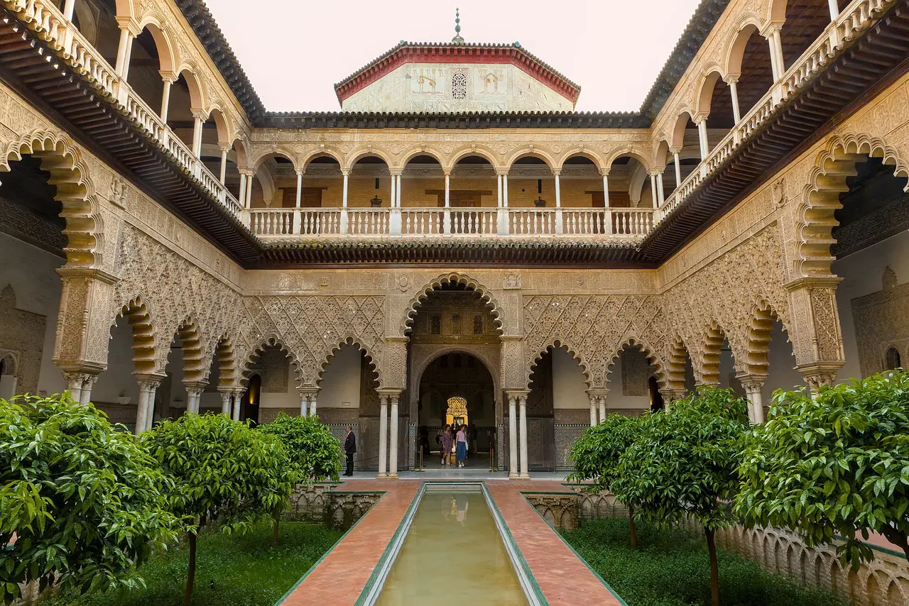 ลาน Patio de las Doncellas ในพระราชวังอัลคาซาร์ เซบียา ภาพถ่ายจาก Wikimedia Commons ผู้ถ่าย Benjamin Smith สัญญา CC BY-SA 4.0