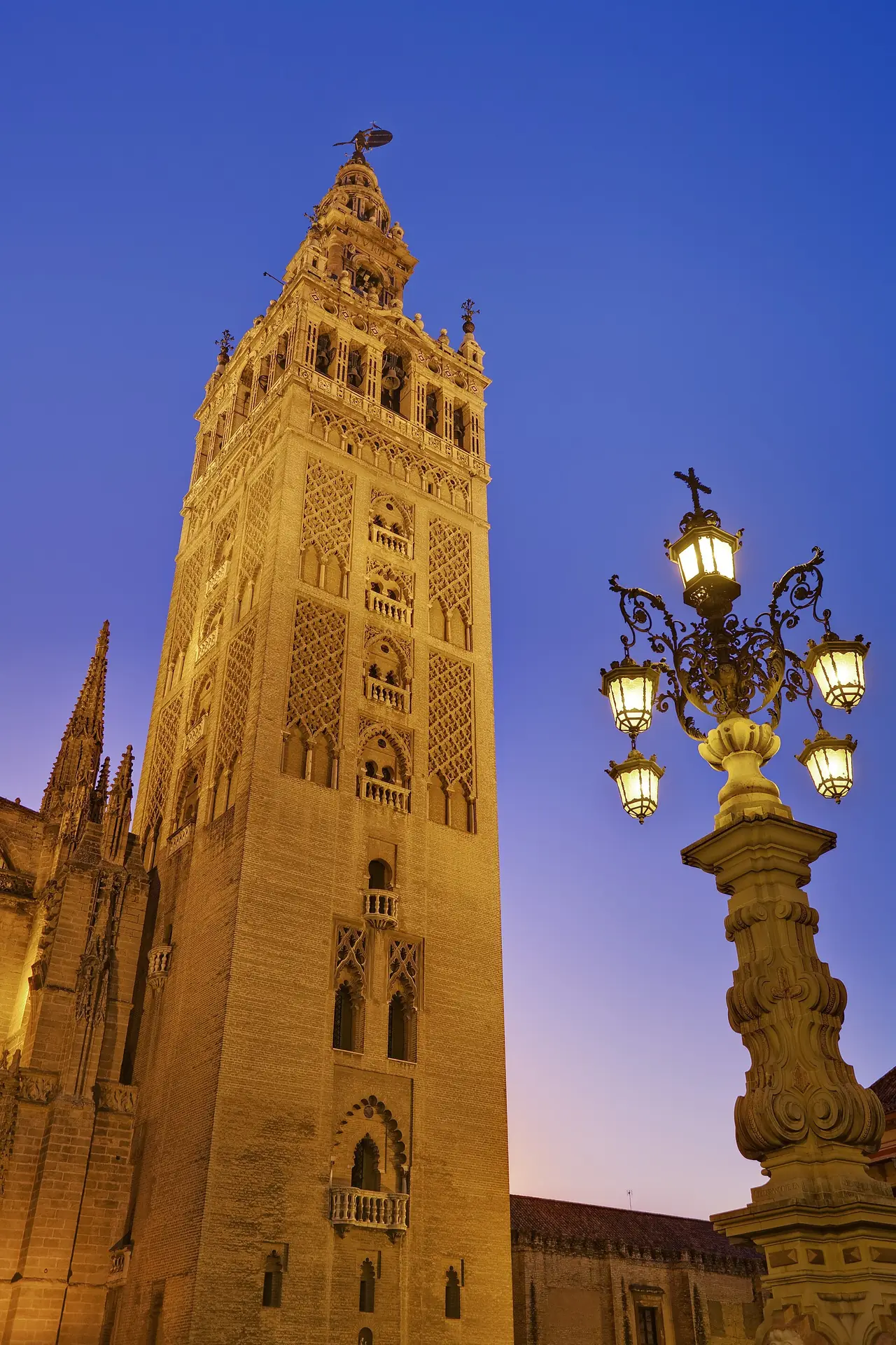 หอจิราลดา (La Giralda) ของมหาวิหารเซบียา ยามพลบค่ำ ภาพถ่ายจาก Wikimedia Commons ผู้ถ่าย Diliff สัญญา CC BY-SA 3.0 ภาพเดือน ก.ย. 2552