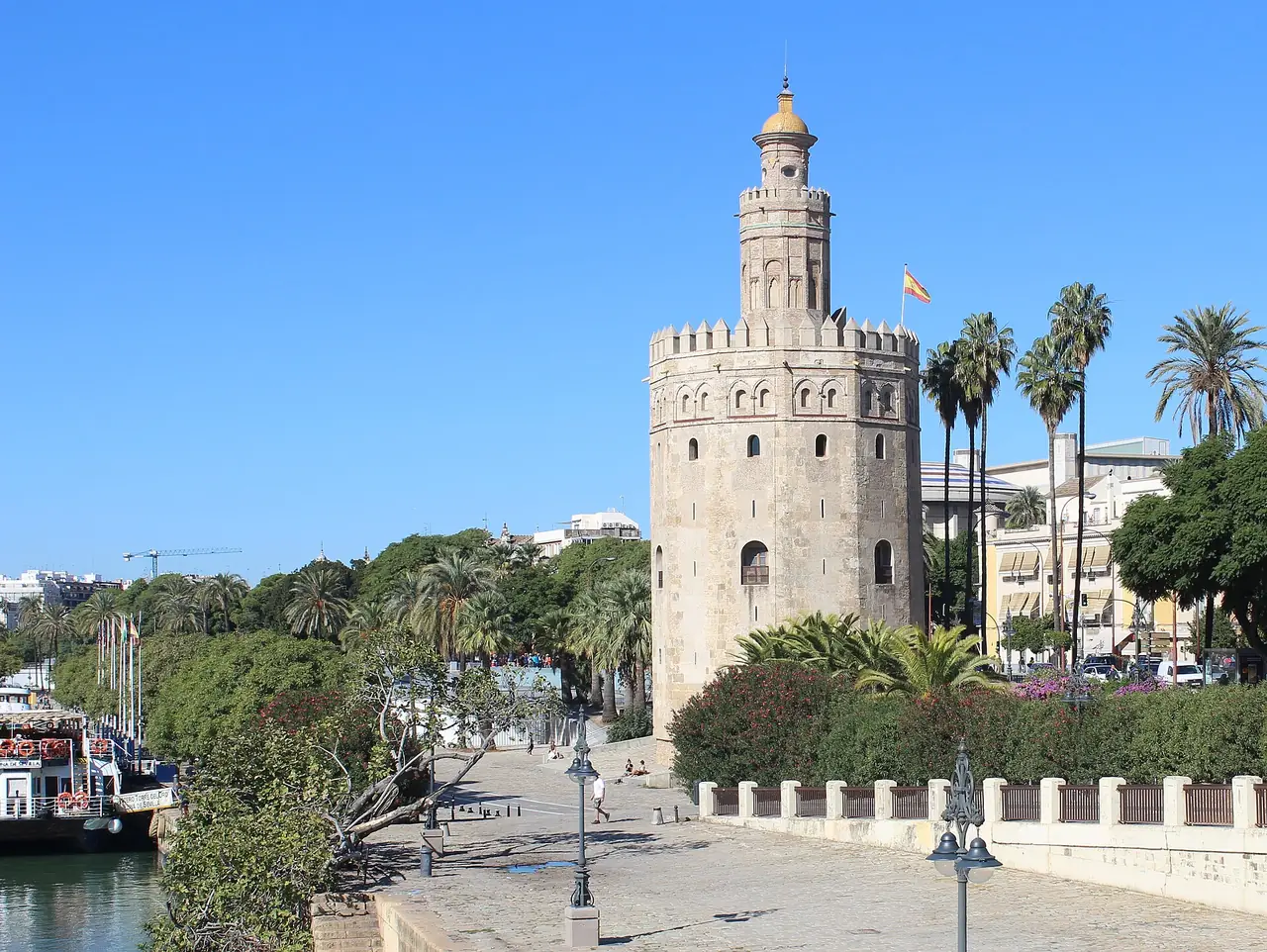 หอ Torre del Oro ริมแม่น้ำกวาดัลกิบีร์ เซบียา ภาพถ่ายจาก Wikimedia Commons ผู้ถ่าย Martinvl สัญญา CC BY-SA 4.0