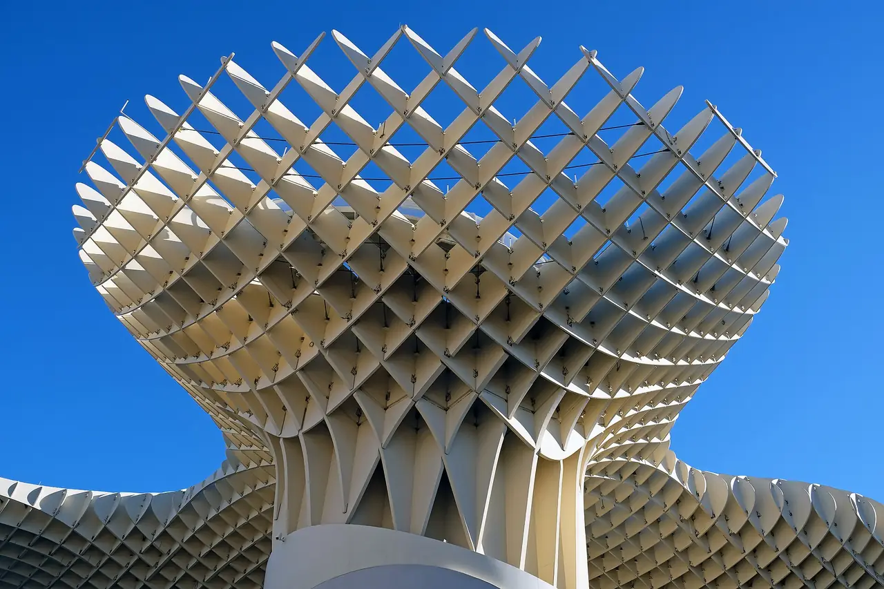 โครงสร้างไม้ Metropol Parasol ที่ Plaza de la Encarnacion เซบียา ภาพถ่ายจาก Wikimedia Commons ผู้ถ่าย kallerna สัญญา CC BY-SA 4.0