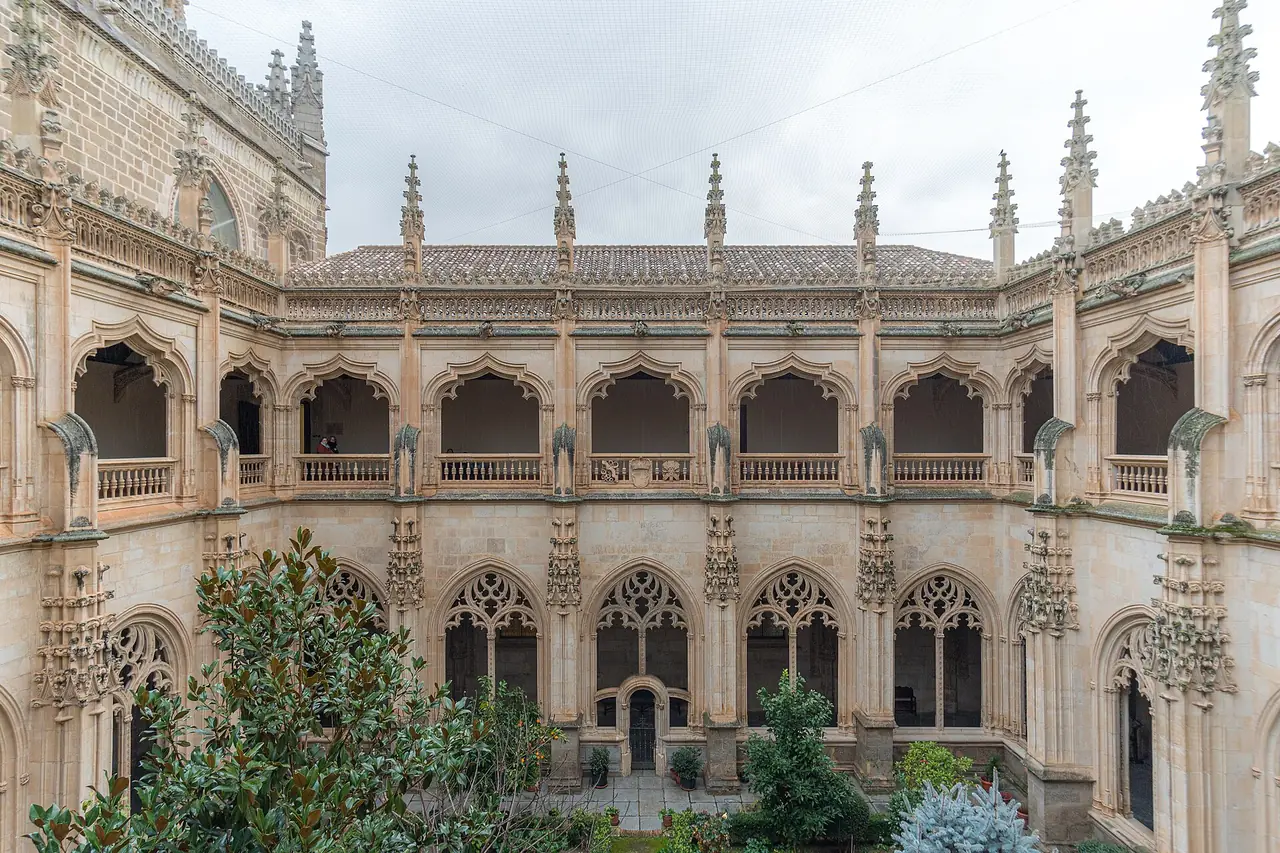 ระเบียงคดของอาราม San Juan de los Reyes ในโตเลโด ภาพถ่ายจาก Wikimedia Commons ผู้ถ่าย Fernando สัญญา CC BY-SA 4.0
