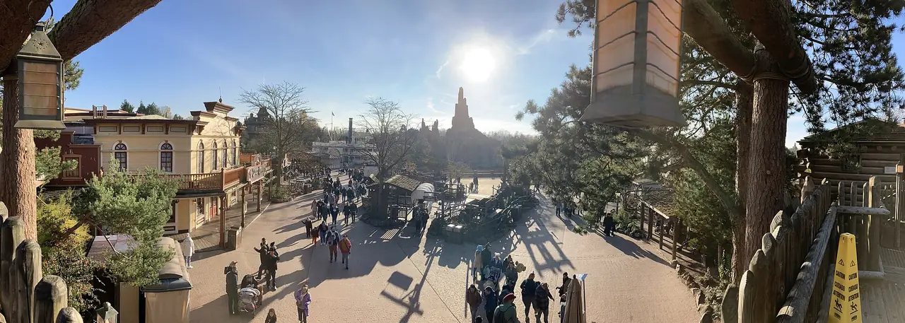 ภาพพาโนรามาโซน Frontierland มองไปทางปราสาท ภาพจาก Wikimedia Commons ผู้ถ่าย Rémi Moreels สัญญา CC BY-SA 4.0