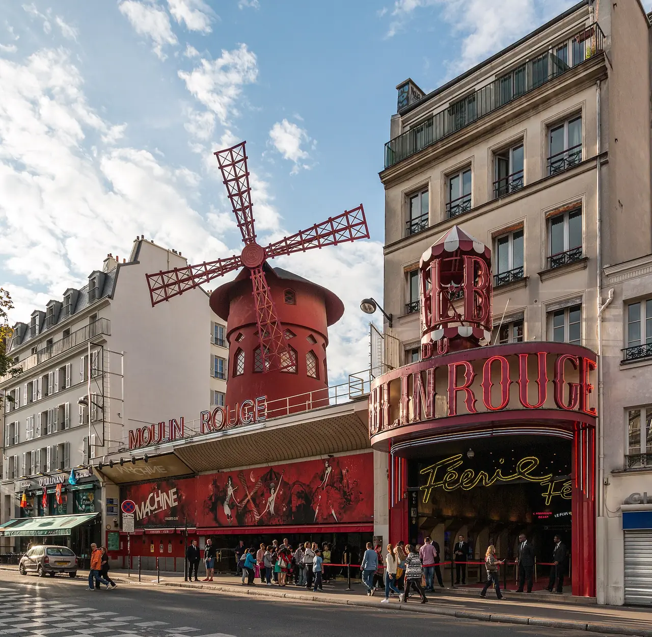 Moulin Rouge ที่มีกังหันลมสีแดงบนหลังคาบน boulevard de Clichy ภาพจาก Wikimedia Commons ผู้ถ่าย Dietmar Rabich สัญญา CC BY-SA 4.0