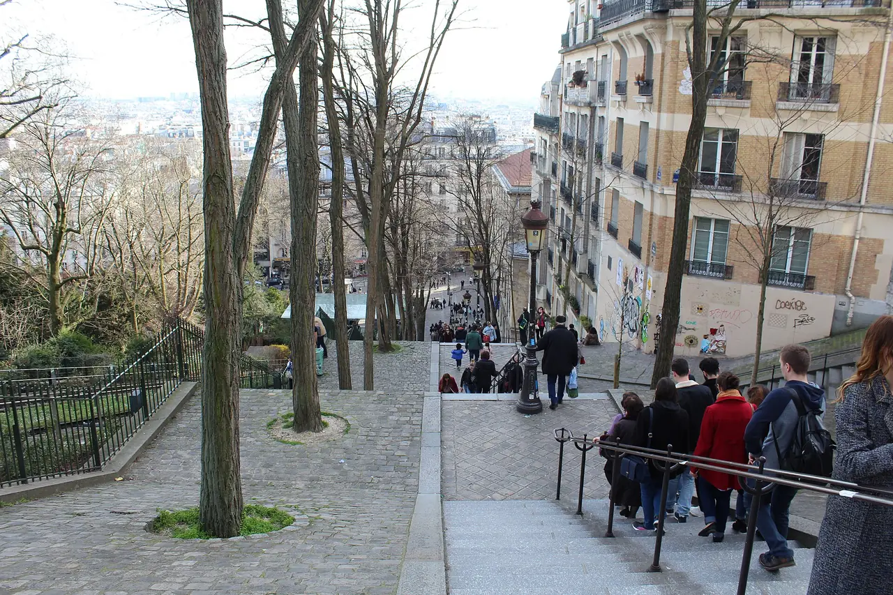 บันไดถนน Rue Foyatier ที่ทอดขึ้นเนินมงมาร์ต มีนักท่องเที่ยวเดินขึ้นและบ้านเรือนสองฝั่ง ภาพจาก Wikimedia Commons ผู้ถ่าย Chabe01 สัญญา CC BY-SA 4.0