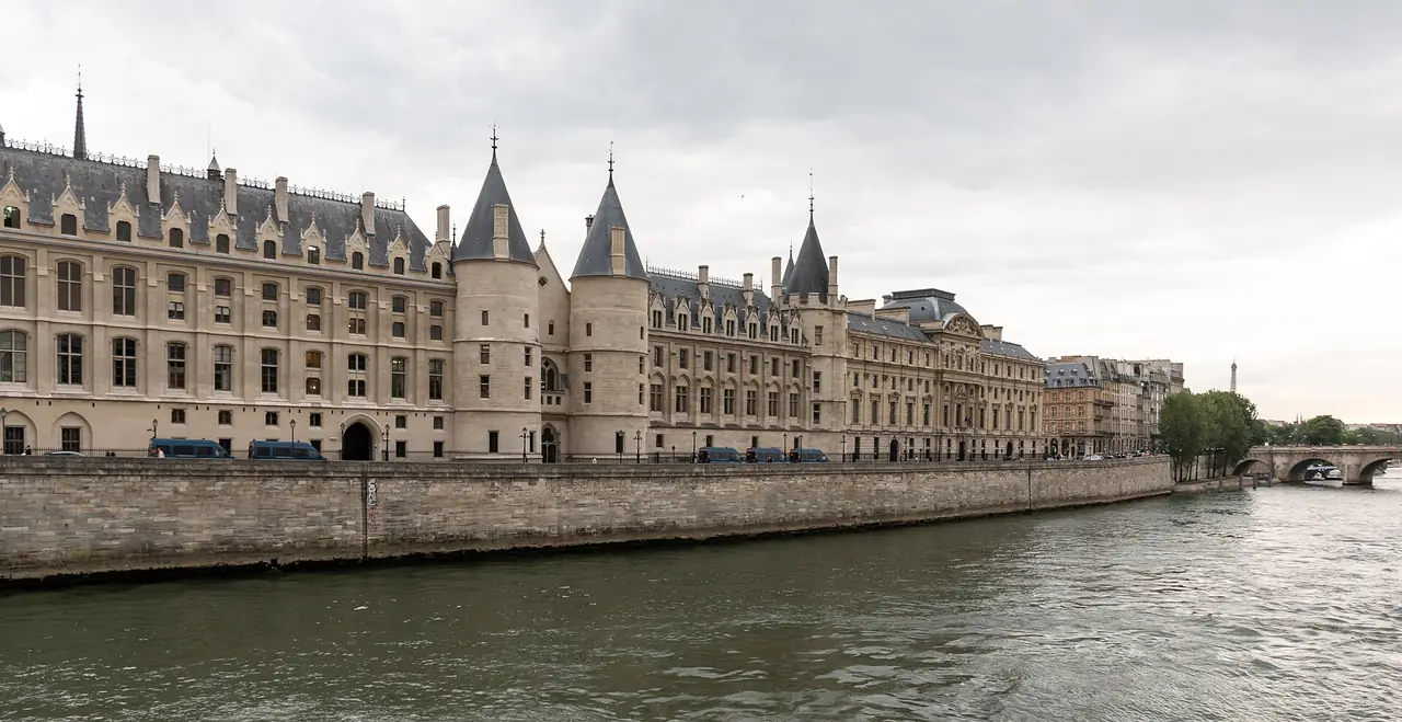 อาคาร Conciergerie ริมแม่น้ำแซนและหอทรงกรวยหลังคาแหลมบนเกาะ Île de la Cité ภาพจาก Wikimedia Commons ผู้ถ่าย Dietmar Rabich สัญญา CC BY-SA 4.0
