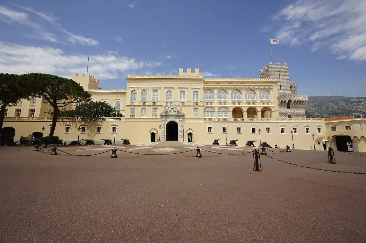 ลานหน้าพระราชวังเจ้าชายแห่งโมนาโกบน Monaco-Ville ภาพจาก Wikimedia Commons ผู้ถ่าย Niels Mickers สัญญา CC BY 3.0 NL