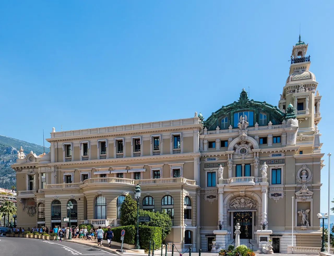 อาคาร Casino de Monte-Carlo ด้านหน้ามีหอและโดมสีเขียว ภาพจาก Wikimedia Commons ผู้ถ่าย Diego Delso สัญญา CC BY-SA 4.0