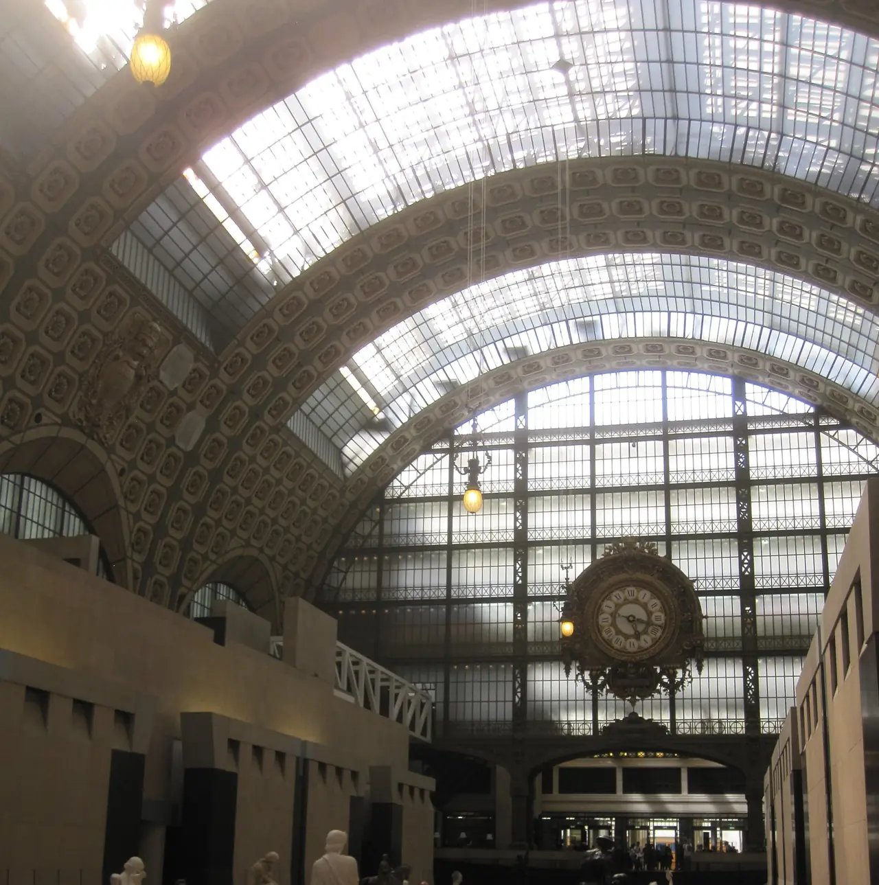 นาฬิกาใหญ่และหลังคาโค้งกระจกภายใน Musée d'Orsay มองจากอีกมุม ภาพจาก Wikimedia Commons ผู้ถ่าย DiscoA340 สัญญา CC BY-SA 4.0
