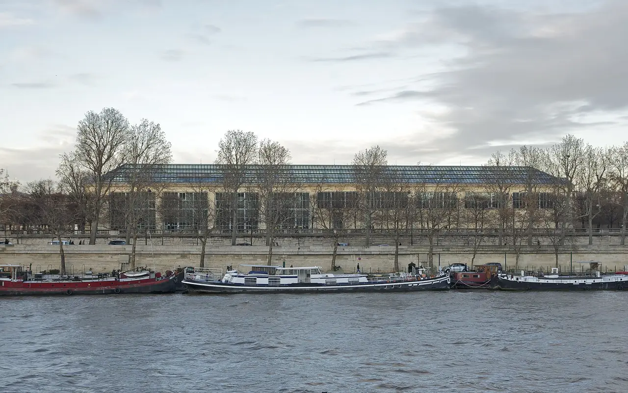 ด้านริมแม่น้ำของอาคาร Musée de l'Orangerie ที่เป็นผนังกระจกยาวในสวน Tuileries ภาพจาก Wikimedia Commons ผู้ถ่าย Jebulon สัญญา CC0