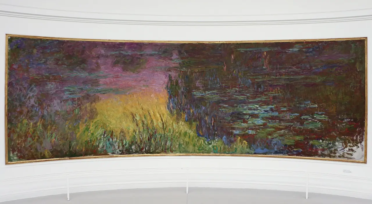 แผงภาพ Nymphéas ของ Claude Monet ที่แขวนโค้งตามผนังห้องวงรีใน Orangerie ภาพจาก Wikimedia Commons ผู้ถ่าย Sailko สัญญา CC BY-SA 3.0