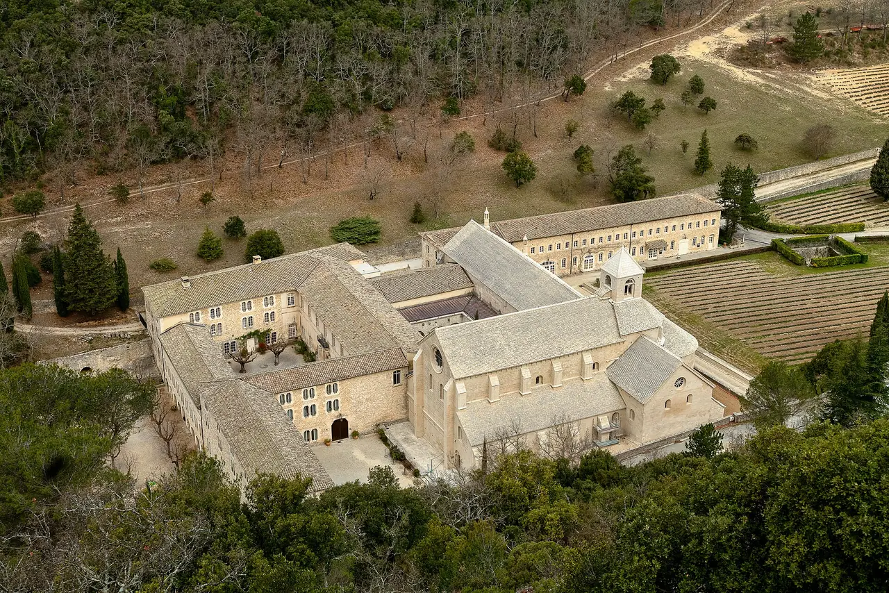 อับบีย์ Notre-Dame de Sénanque มองจากมุมสูงเห็นอาคารหินและหุบเขา ภาพจาก Wikimedia Commons ผู้ถ่าย Rolf Kranz สัญญา CC BY-SA 4.0