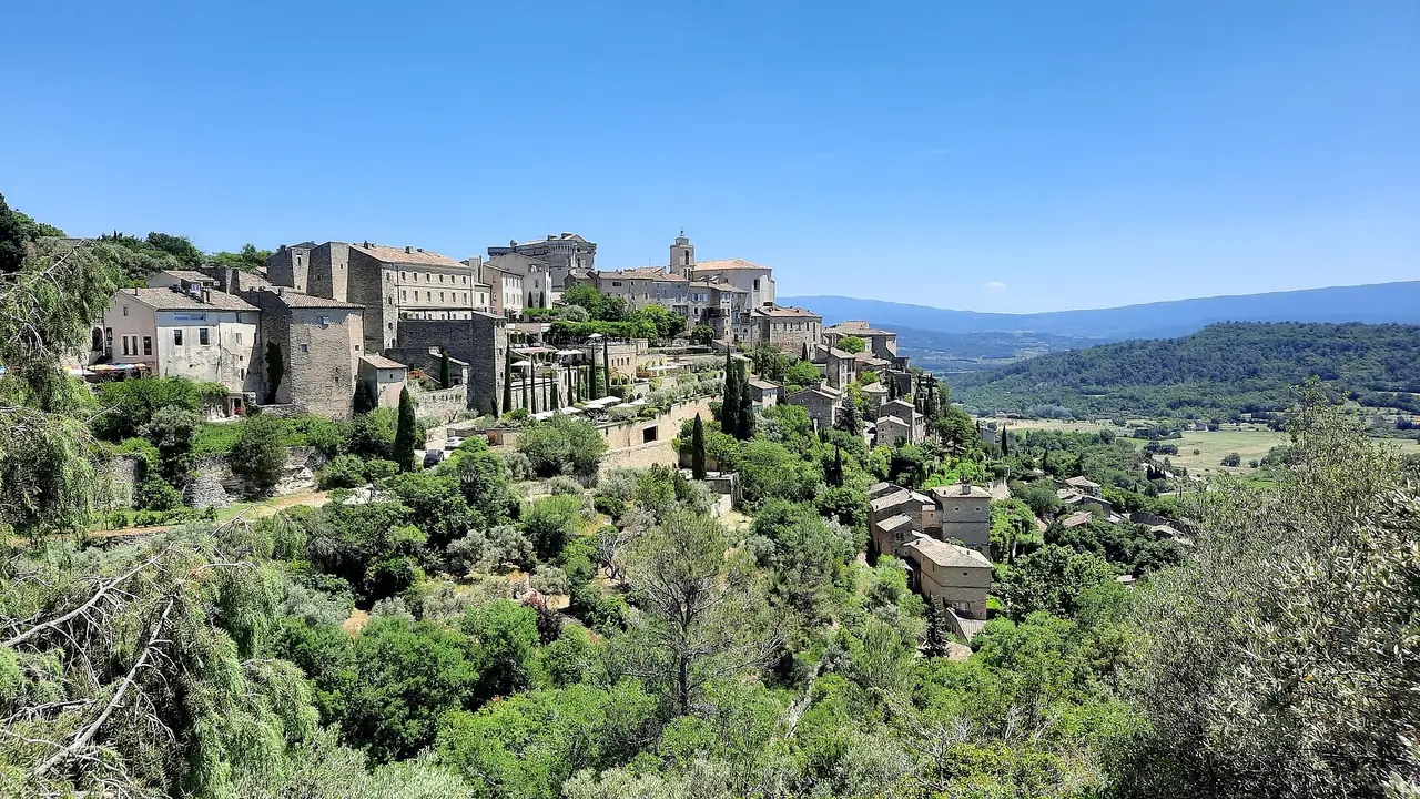 หมู่บ้าน Gordes บนไหล่เขาในแคว้น Luberon ภาพจาก Wikimedia Commons ผู้ถ่าย Mathieu Brossais สัญญา CC BY-SA 4.0
