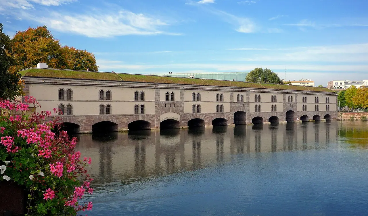 เขื่อน Barrage Vauban ในสตราสบูร์กหลังการบูรณะ ปี 2555 ภาพจาก Wikimedia Commons ผู้ถ่าย Claude Truong-Ngoc สัญญา CC BY-SA 3.0