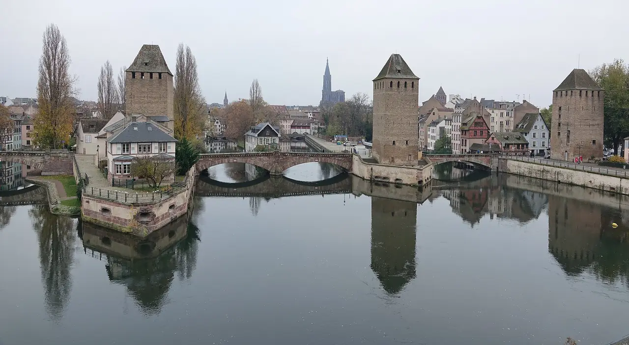 สะพานมีหลังคา (Ponts Couverts) และหอป้อมในสตราสบูร์ก มองเห็นยอดมหาวิหารไกล ๆ ภาพจาก Wikimedia Commons ผู้ถ่าย Gzen92 สัญญา CC BY-SA 4.0