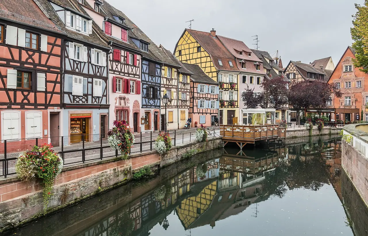 ย่าน Petite Venise ในโคลมาร์ บ้านไม้ครึ่งปูนหลากสีริมคลอง Lauch ภาพจาก Wikimedia Commons ผู้ถ่าย Krzysztof Golik สัญญา CC BY-SA 4.0