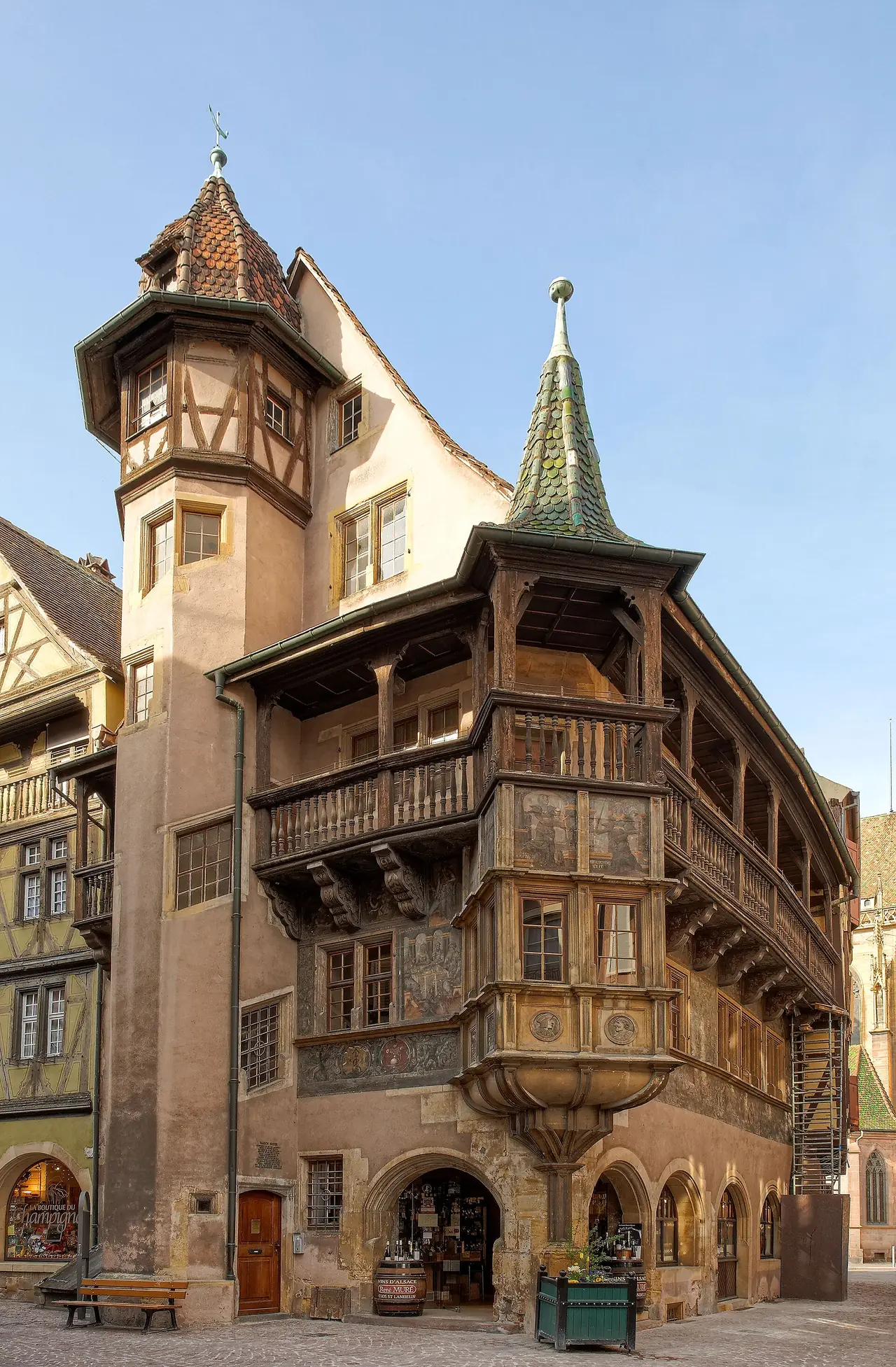 Maison Pfister ในโคลมาร์ อาคารปี 1537 ที่มีระเบียงไม้แกะสลักมุมถนน ภาพจาก Wikimedia Commons ผู้ถ่าย Eric Gaba สัญญา CC BY-SA 3.0