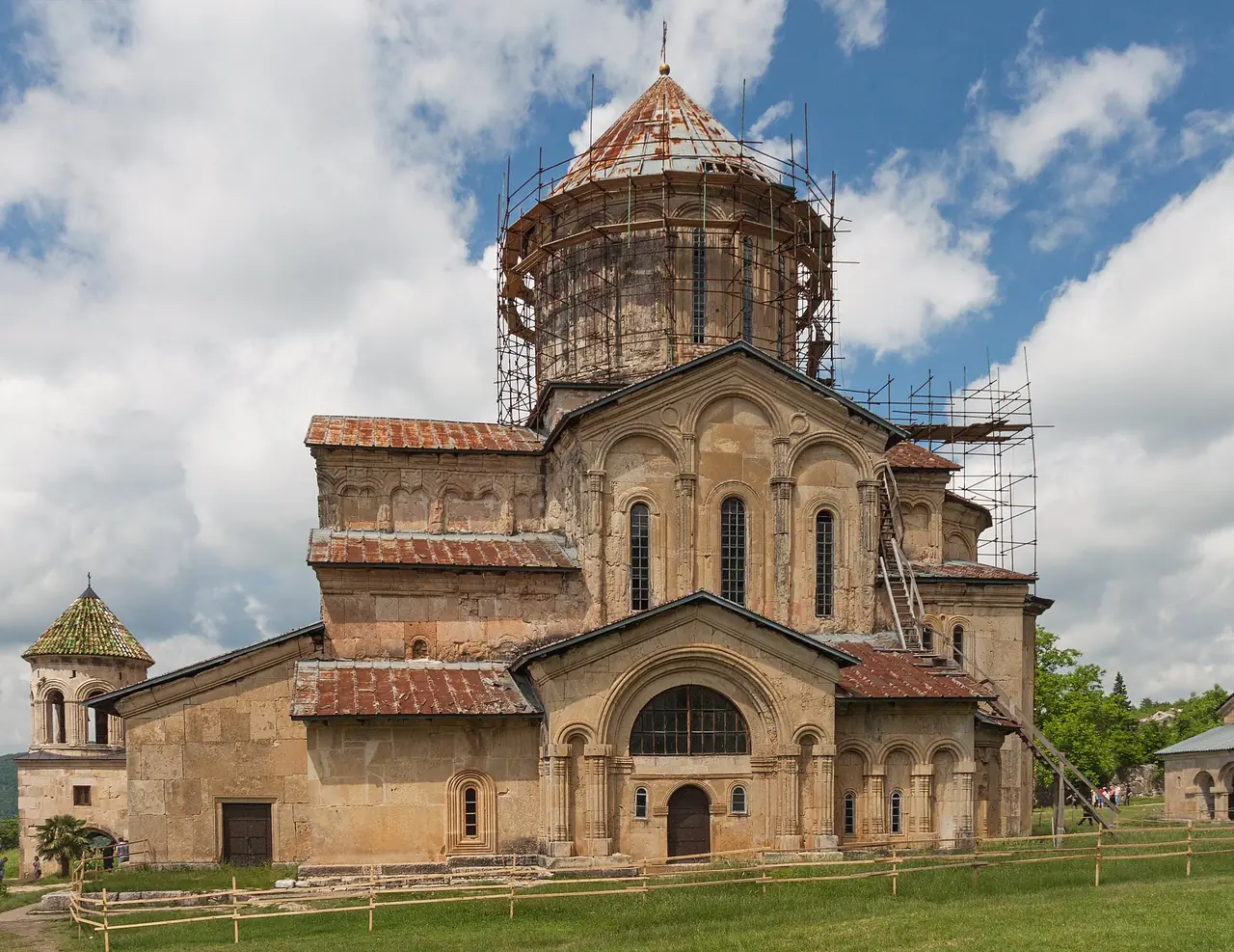 อารามเกลาตีมีนั่งร้านครอบโดมหลัก ภาพถ่ายปี 2557 จาก Wikimedia Commons ผู้ถ่าย Marcin Konsek สัญญา CC BY-SA 4.0
