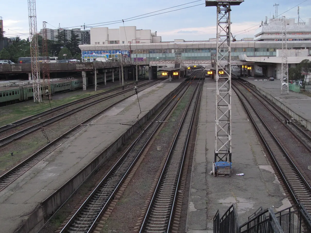 ชานชาลาและรางที่สถานีรถไฟทบิลิซีเซ็นทรัล ภาพจาก Wikimedia Commons ผู้ถ่าย My another account สัญญา CC0