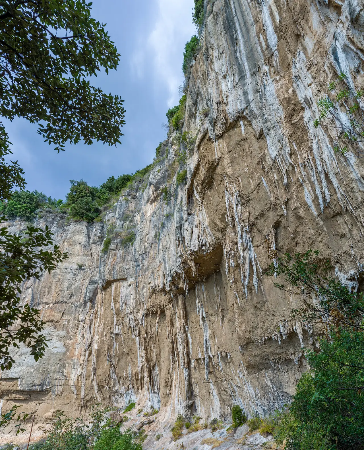 หน้าผาหินปูนเหนือโพซิตาโนบริเวณ Sentiero degli Dei ภาพจาก Wikimedia Commons ผู้ถ่าย Wolfgang Moroder สัญญา CC BY-SA 3.0