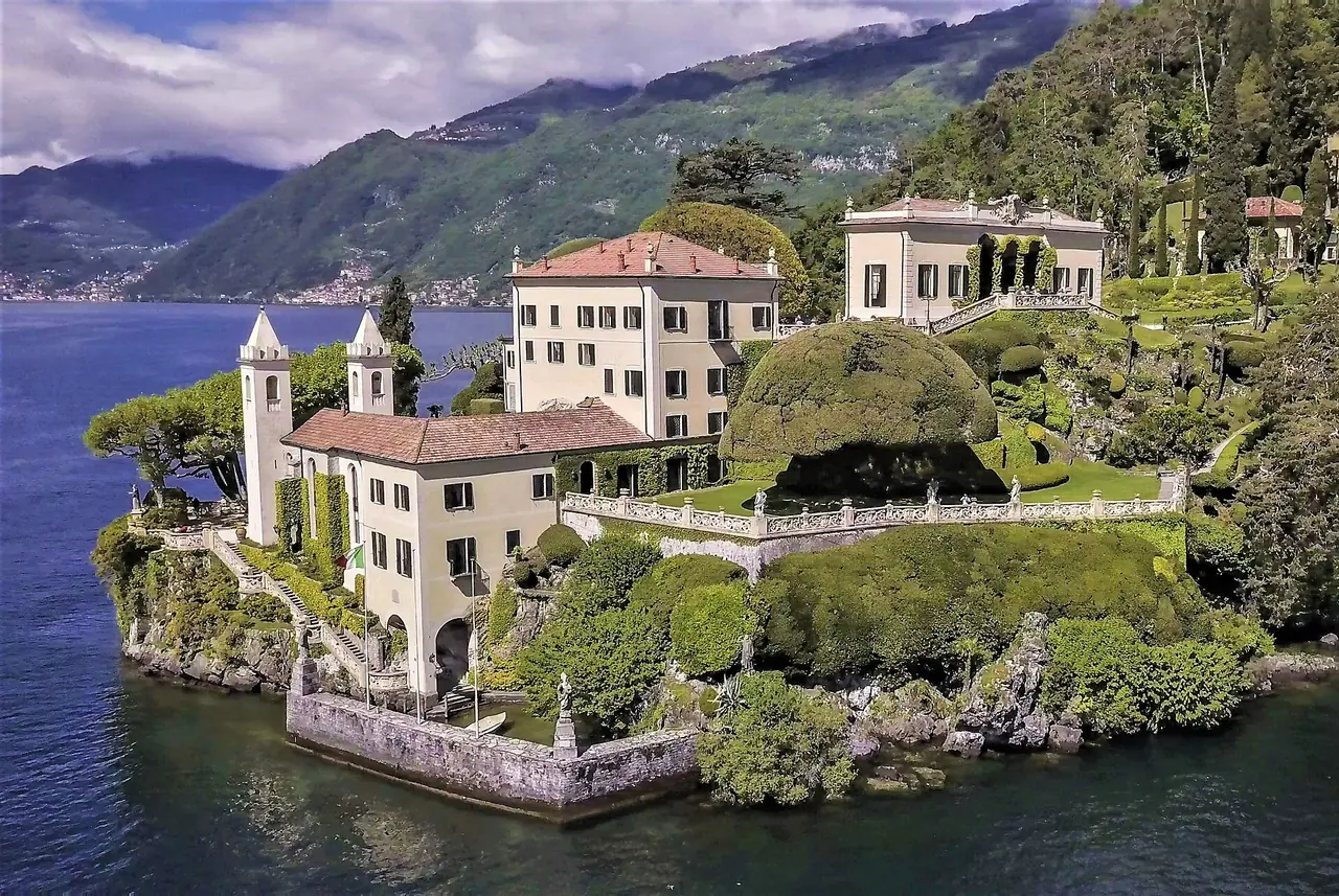 Villa del Balbianello บนแหลมริมทะเลสาบโคโม มองจากทะเลสาบ ภาพจาก Wikimedia Commons ผู้ถ่าย FAI สัญญา CC BY-SA 4.0 ปี 2562