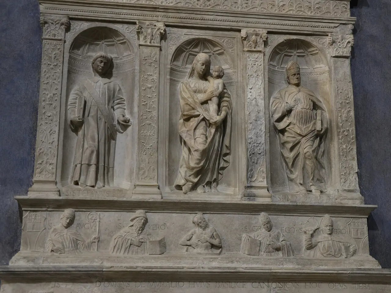 แผ่นประติมากรรมหินของ Tommaso Rodari ในมหาวิหารโคโม ภาพจาก Wikimedia Commons ผู้ถ่าย Carlo Dell'Orto สัญญา CC BY-SA 4.0 ภาพบริเวณในโบสถ์ ไม่ใช่ภายนอก