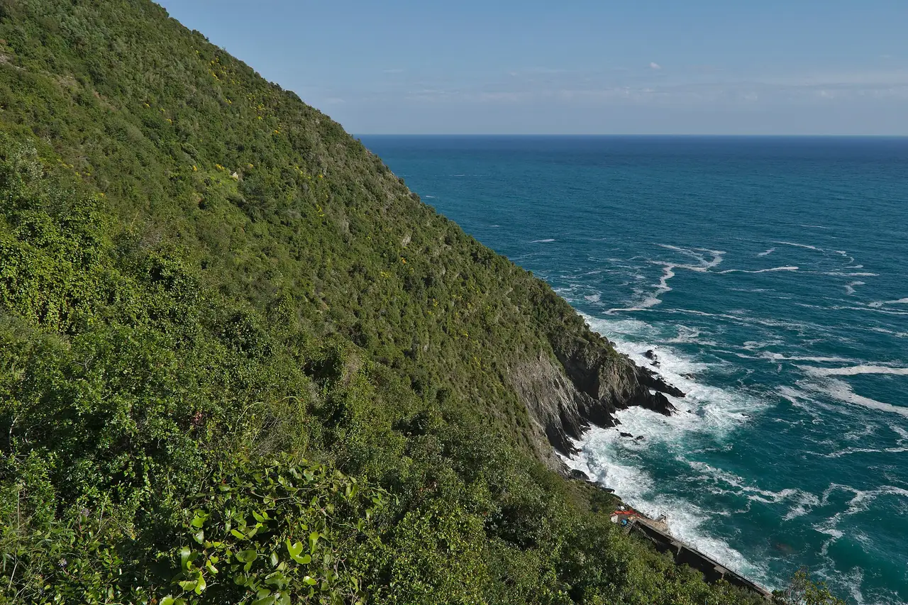 ชายฝั่งหน้าผาลิกูเรียมองจากทางเดิน Sentiero Azzurro ใกล้แวร์นัซซา ภาพจาก Wikimedia Commons ผู้ถ่ายใช้ชื่อ СССР สัญญา CC BY-SA 2.5