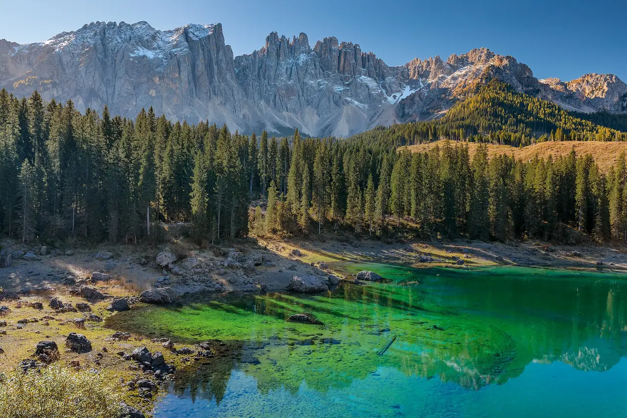 Lago di Carezza สีเขียวใต้เทือกเขา Latemar ภาพจาก Wikimedia Commons ผู้ถ่าย Ximonic สัญญา CC BY-SA 4.0 ถ่ายเดือนตุลาคม 2568